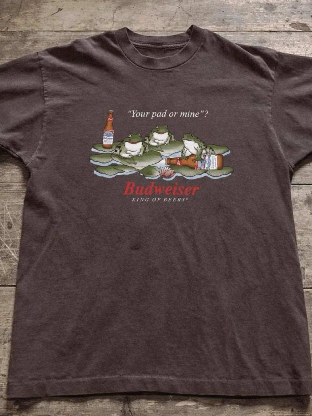 Gildan Brown Budweiser Frog Graphic Tee